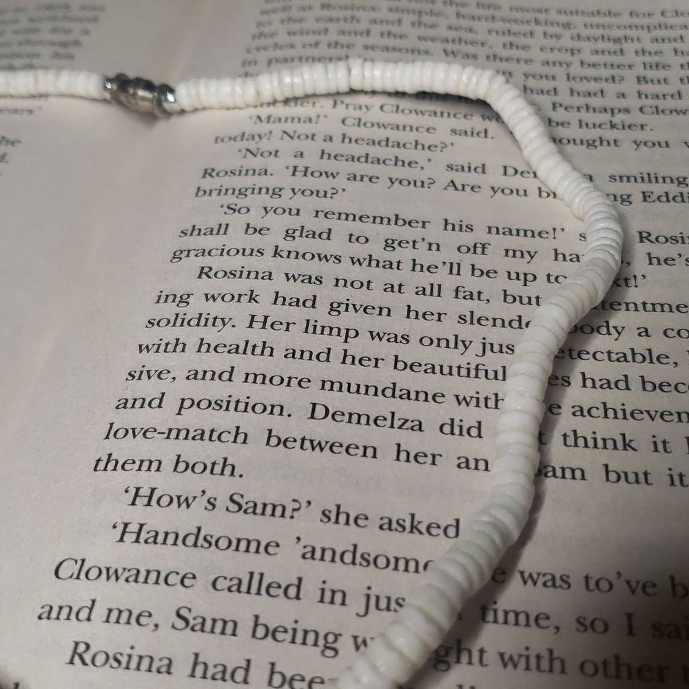 White Shell Necklace - Picture 3 of 4